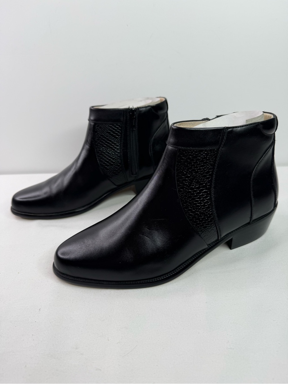 Elegante Leather Ankle Zipper Boots Made in Spain Size 7